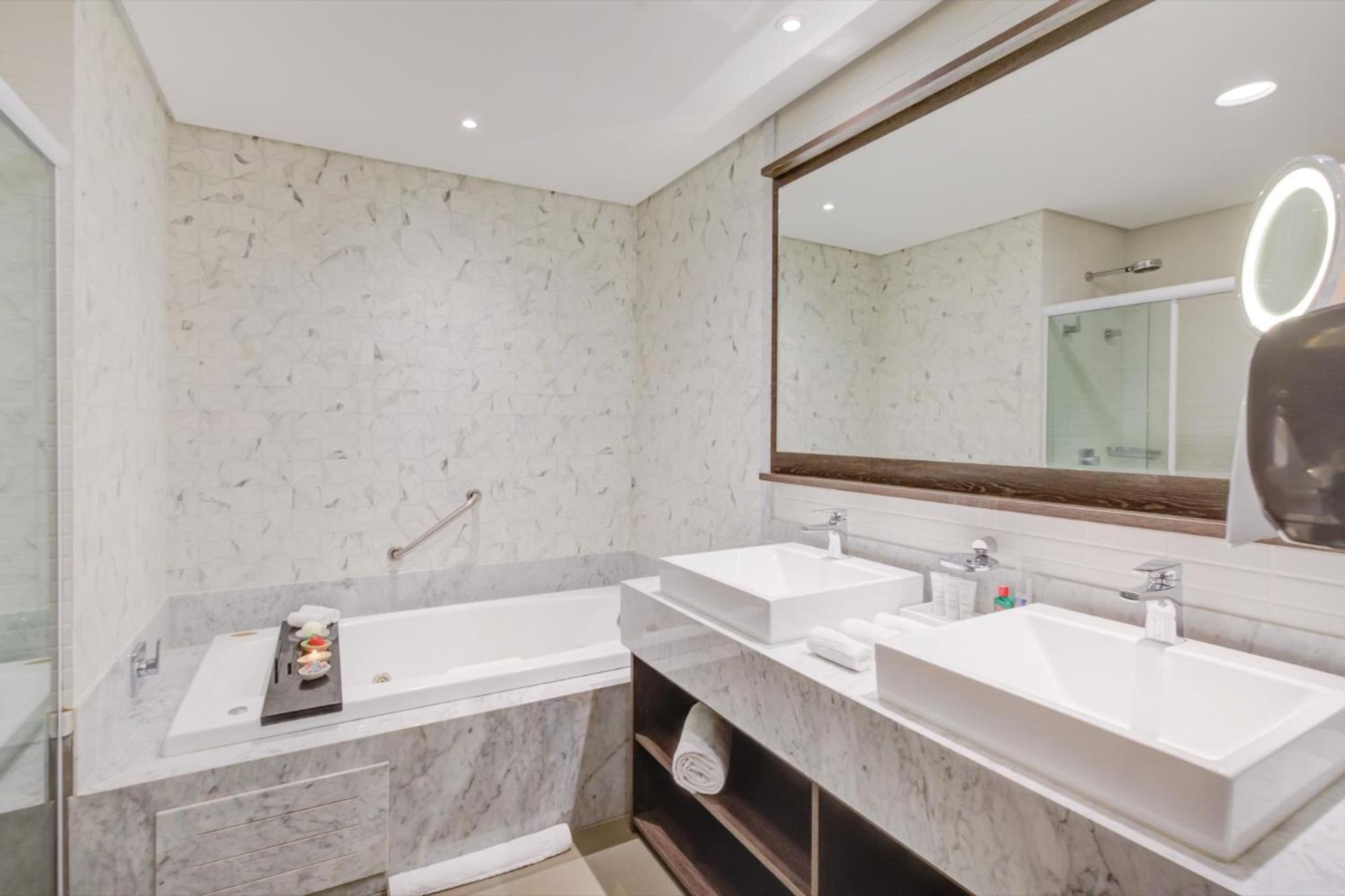 Deluxe Suite Spa Bath