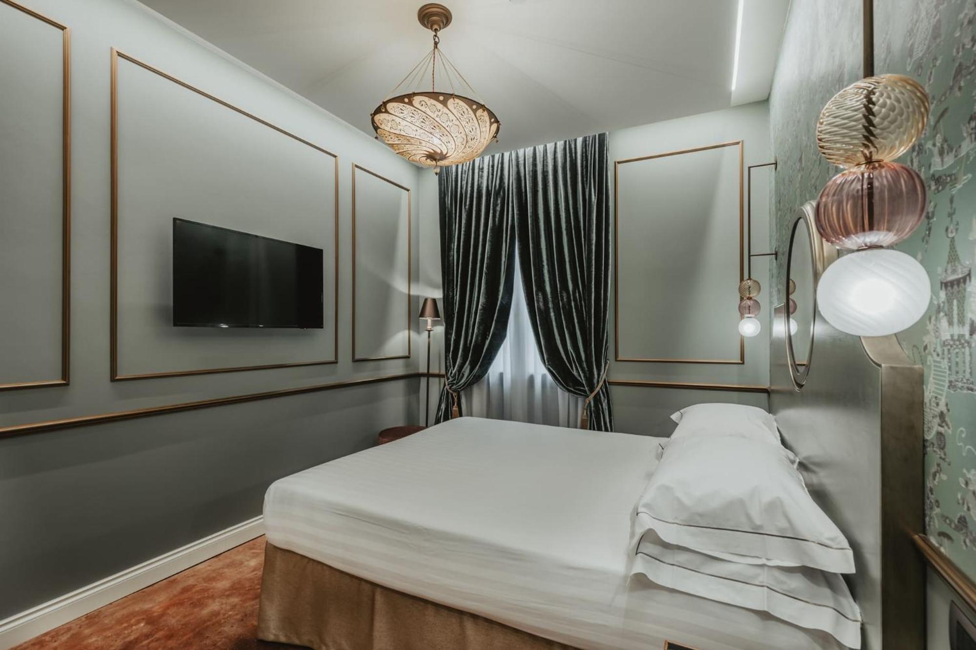 Queen Comfort Room