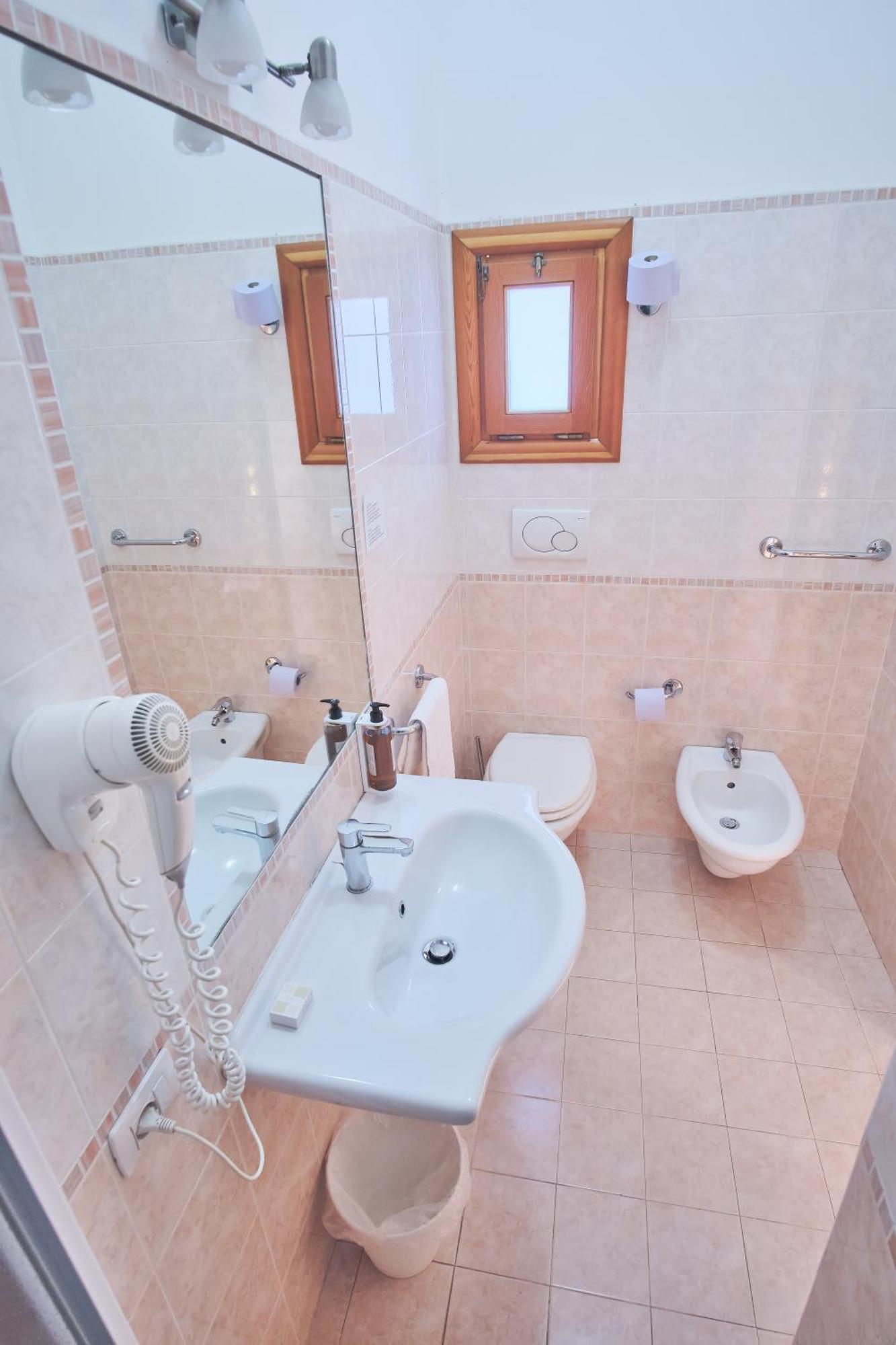 Deluxe Double Room Private Bathroom