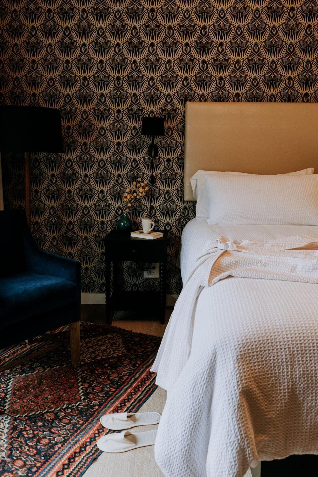 Deluxe Room,1563353650:JPEG