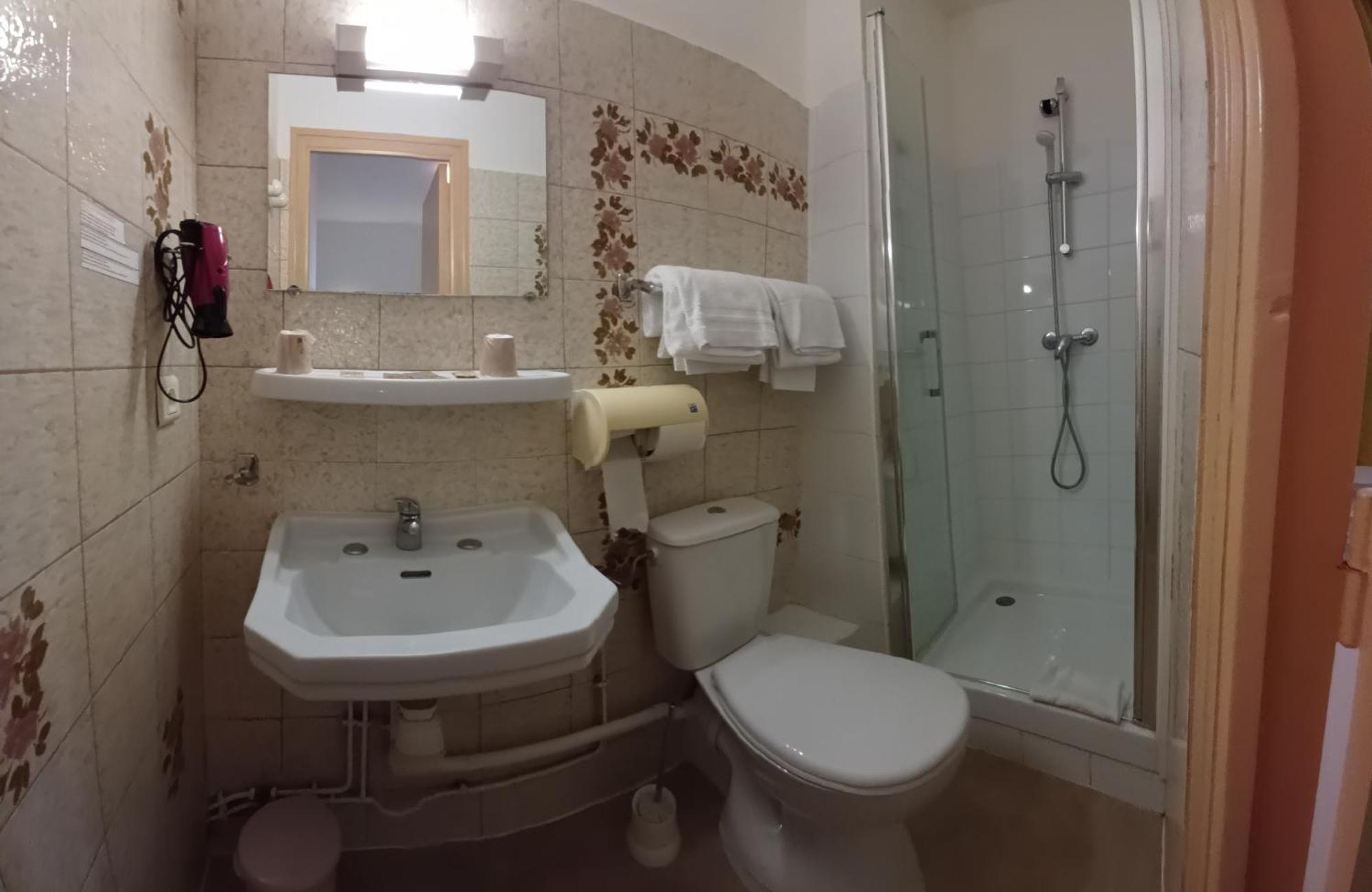 Twin Room,1563410839:JPEG