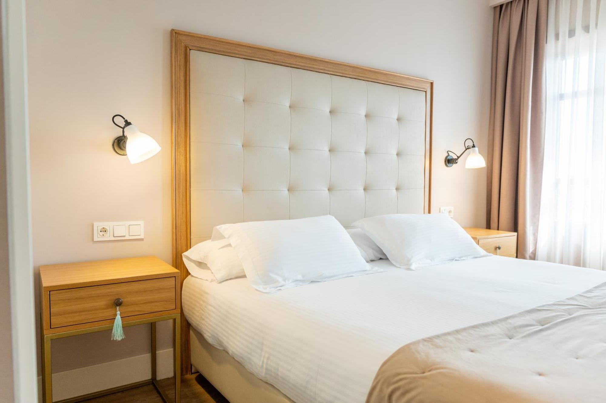 Deluxe Double Room,723349858:JPEG