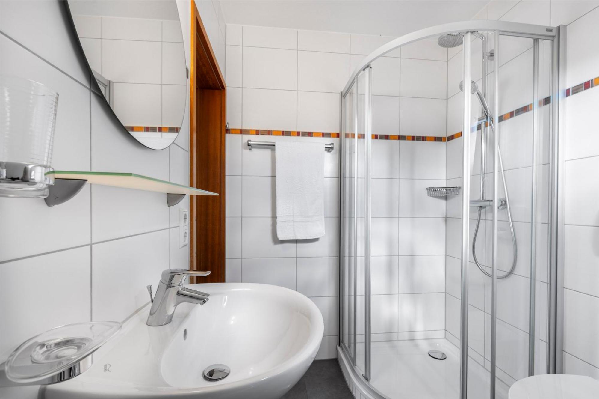 Doppelzimmer mit Balkon or seitlichem Seeblick