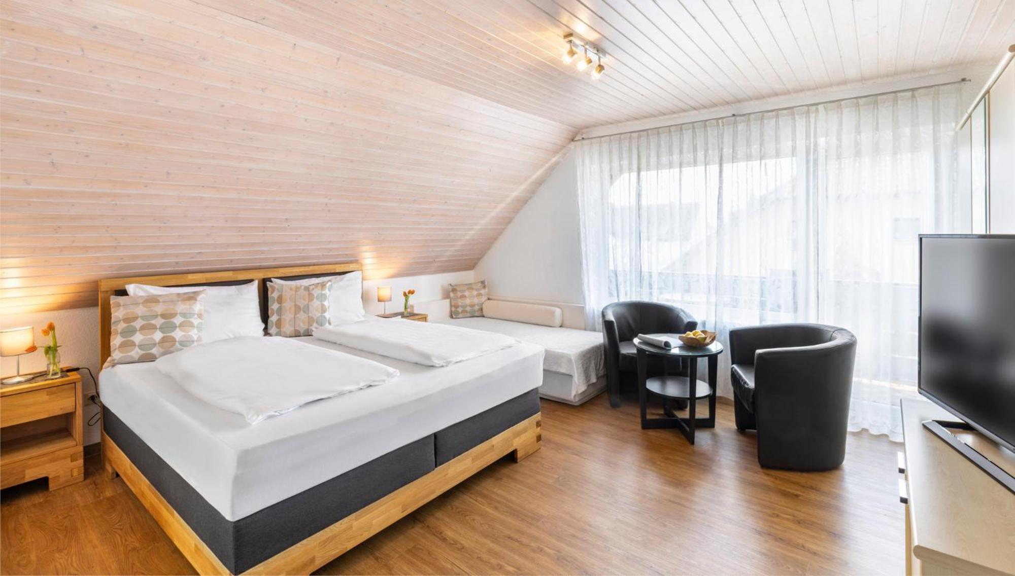 Doppelzimmer mit Balkon or seitlichem Seeblick