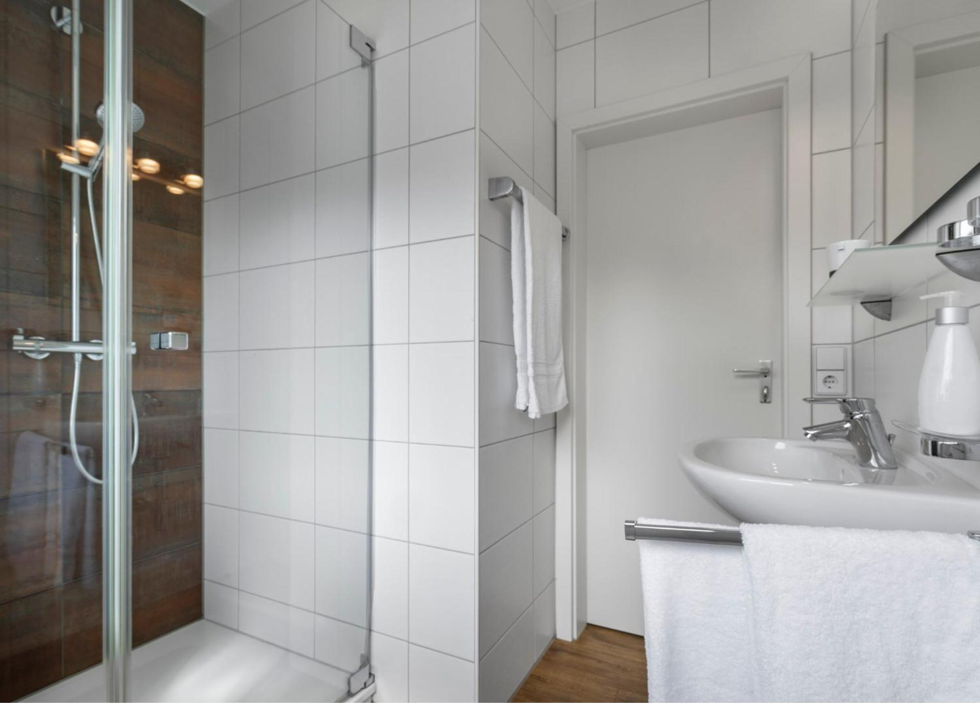 Doppelzimmer mit seitlichem Seeblick