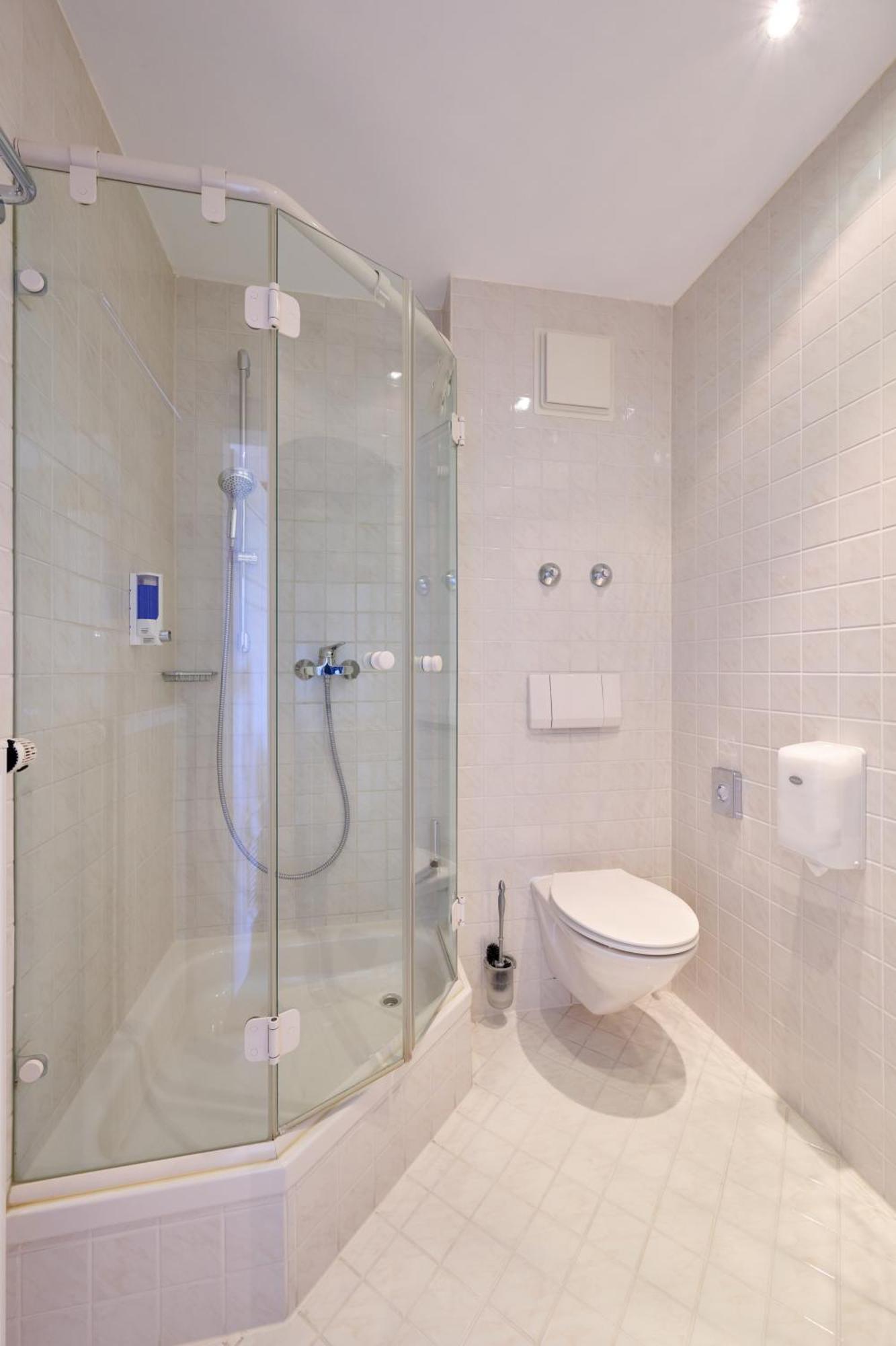 Single Room Private Bathroom,1565104288:JPEG
