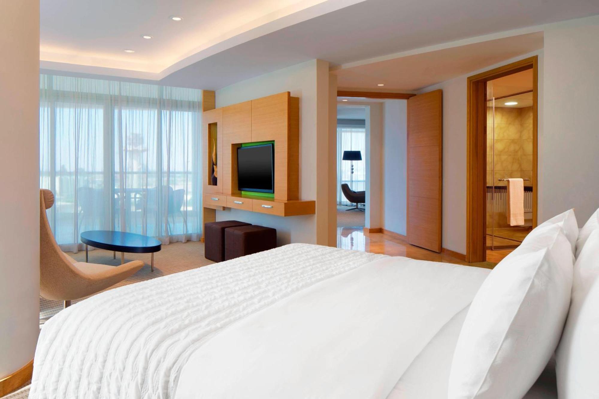 One-Bedroom Panoramic Suite Club Lounge Access,1565575516:JPEG