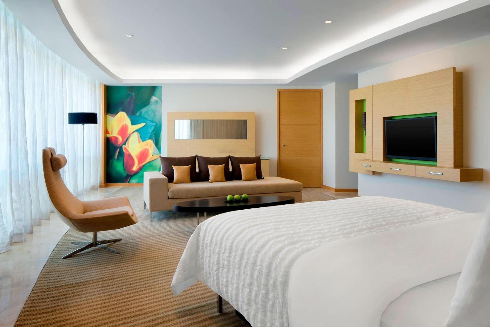 Large Executive Suite Club Lounge Access,1565575522:JPEG
