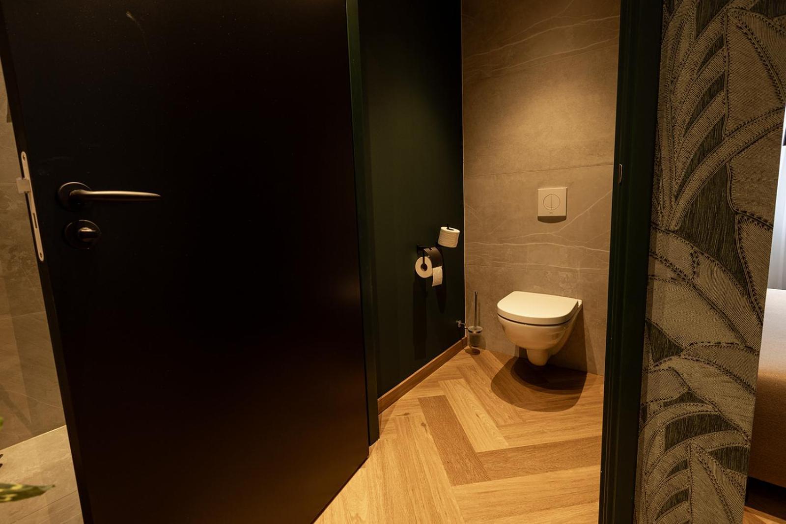 Apartment Shower,1566905267:JPEG