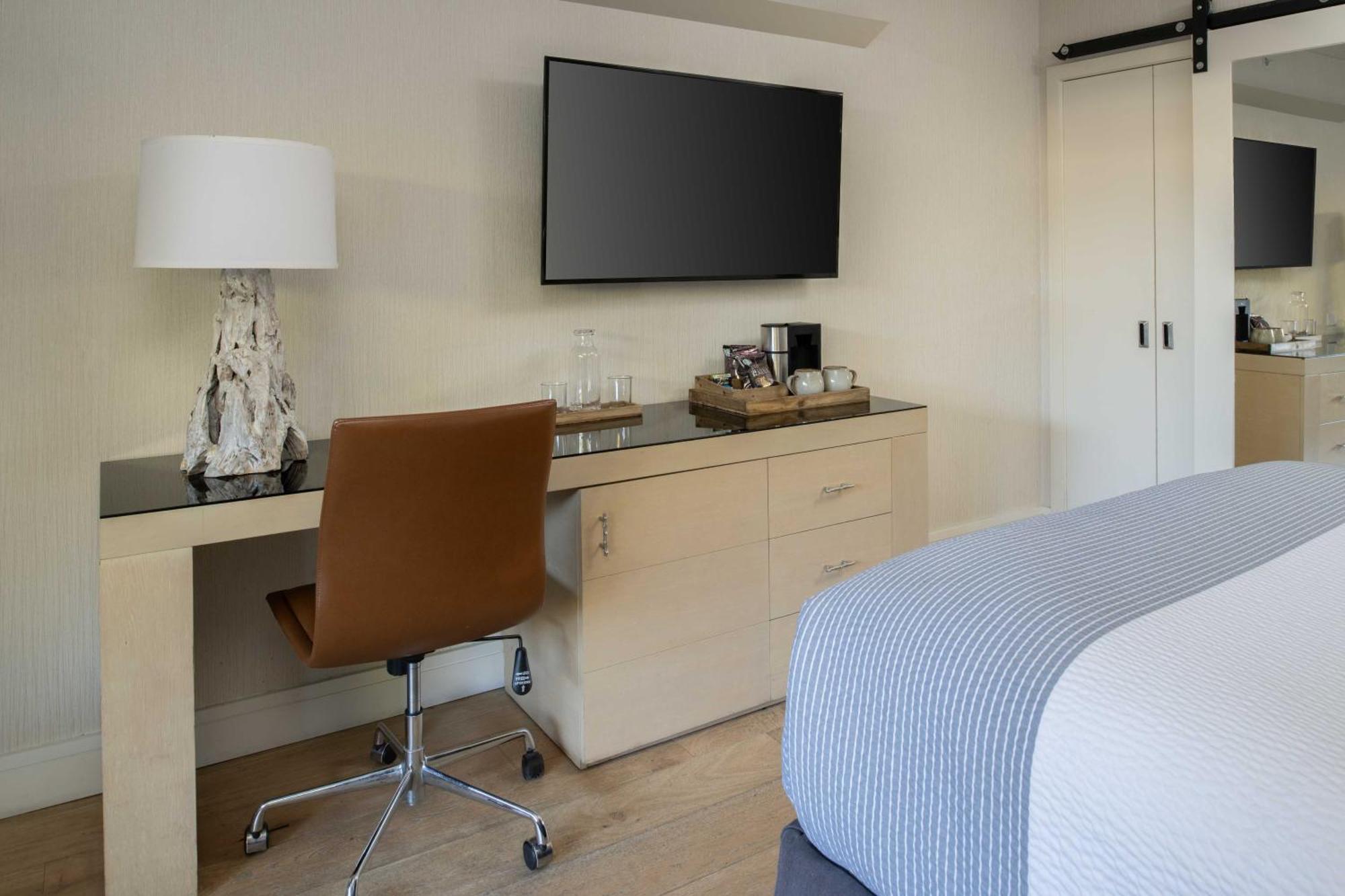 Cozy Room One Queen Bed