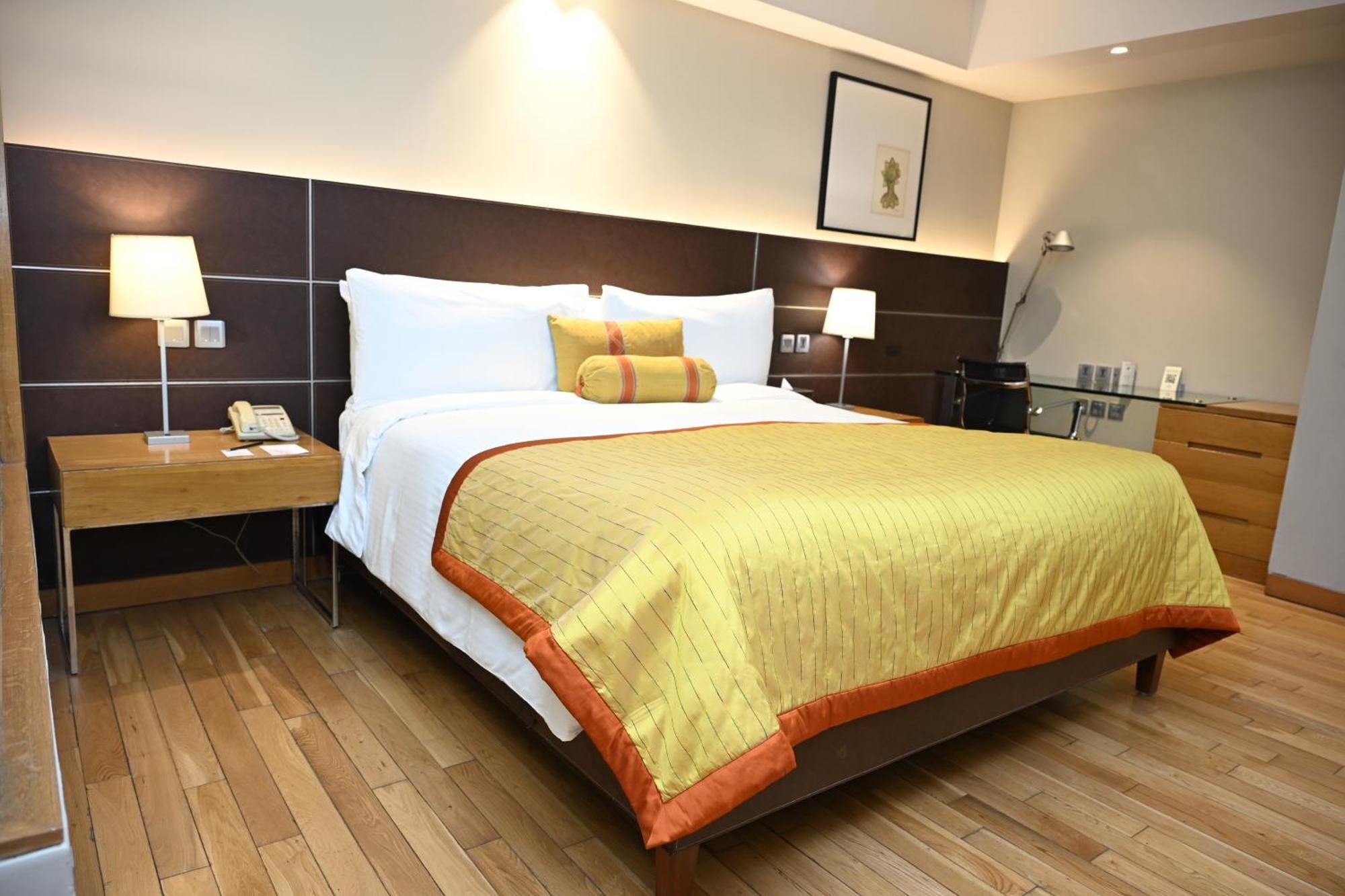 Deluxe King Room - 10% discount on Food & soft beverages, Laundry & Spa,1566984347:JPEG