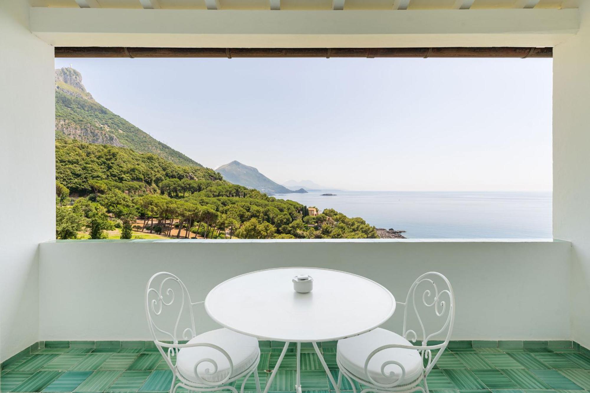 Camera Matrimoniale con Balcone e Vista Mare