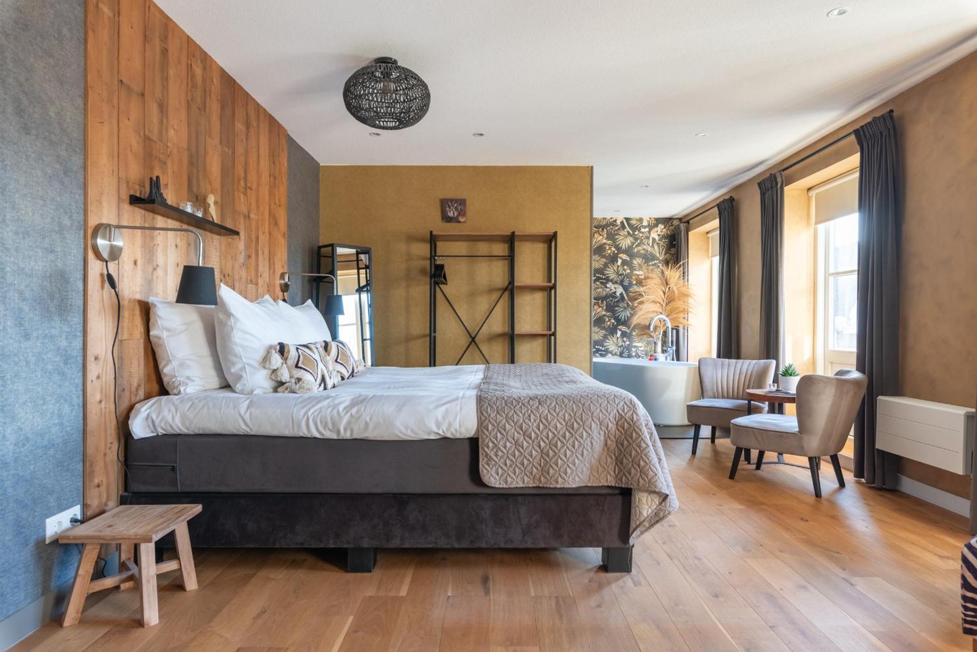 Deluxe Double Room Bath