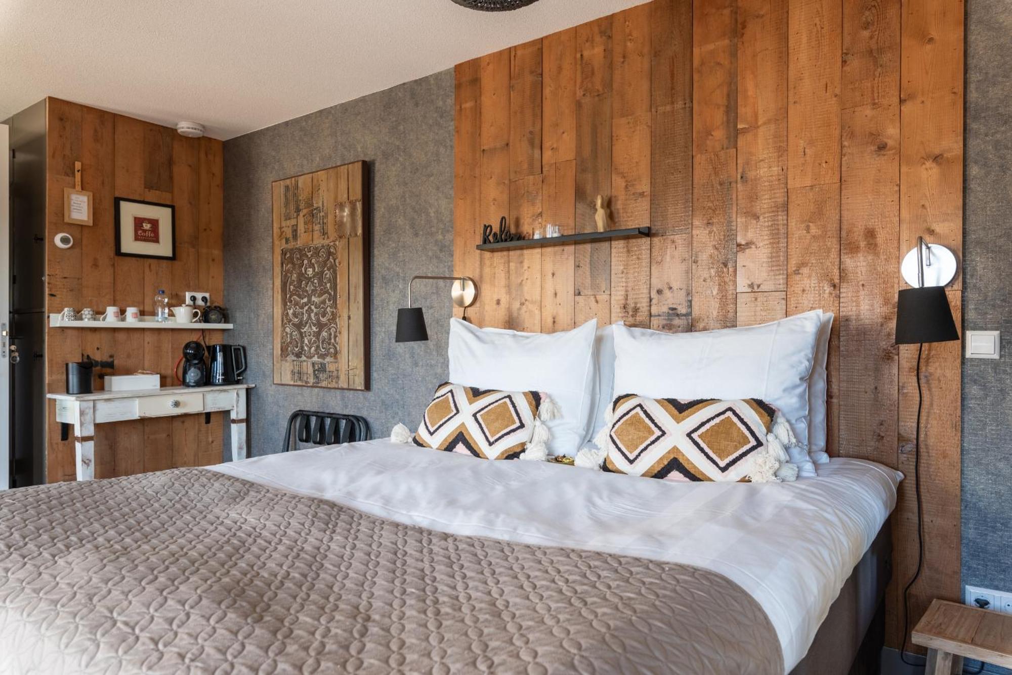 Deluxe Double Room Bath