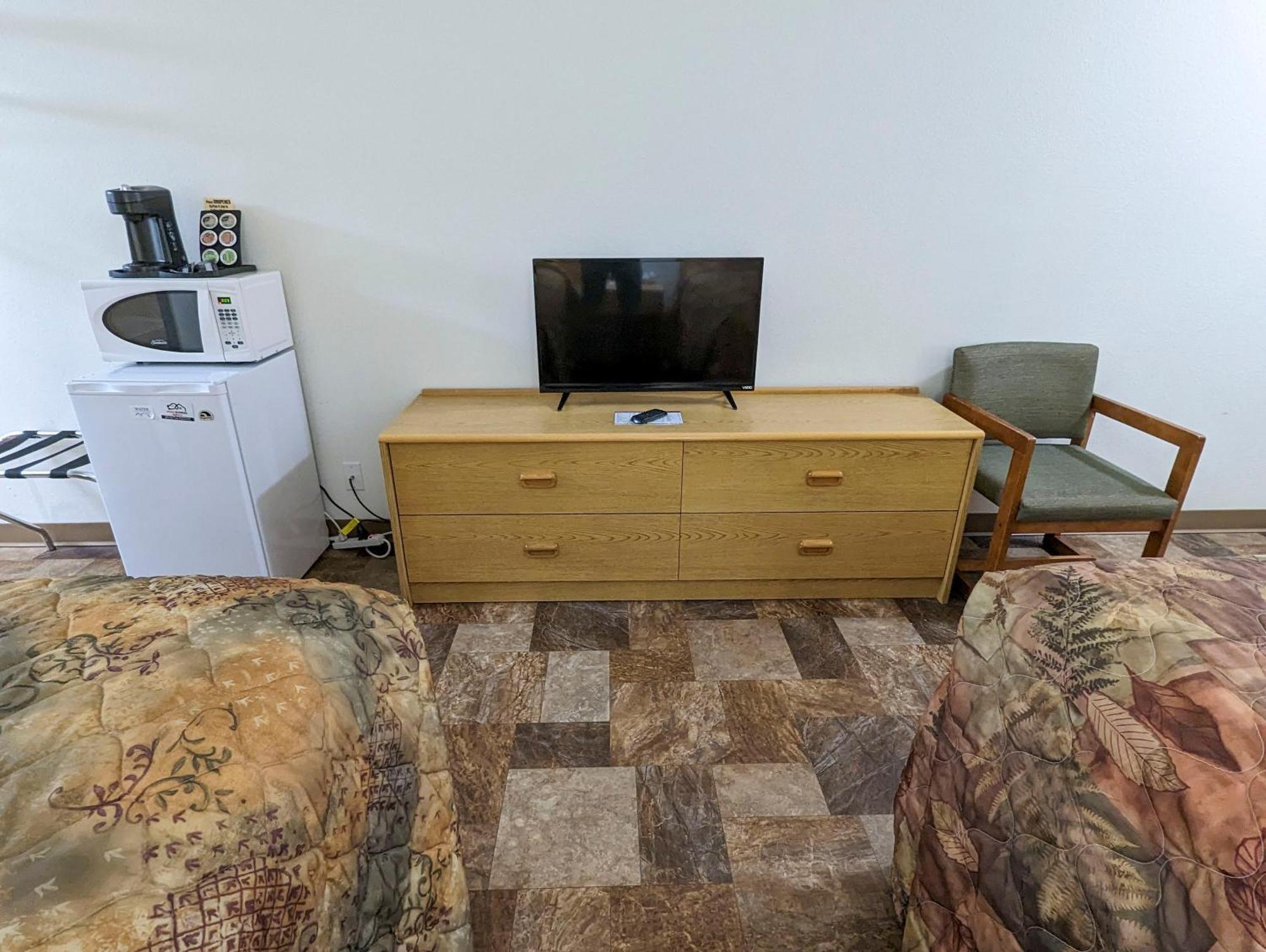 Queen Room Two Queen Beds Pet Friendly or Non-Smoking