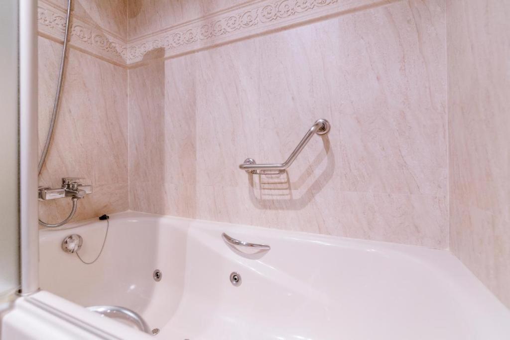 Deluxe Double or Twin Room Spa Bath