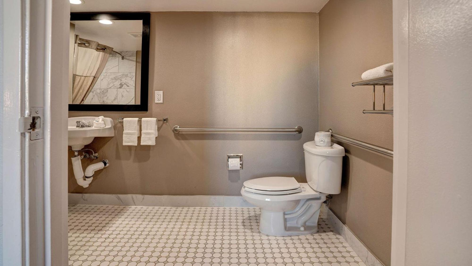 Quadruple Room - Disability Access - Roll in Shower