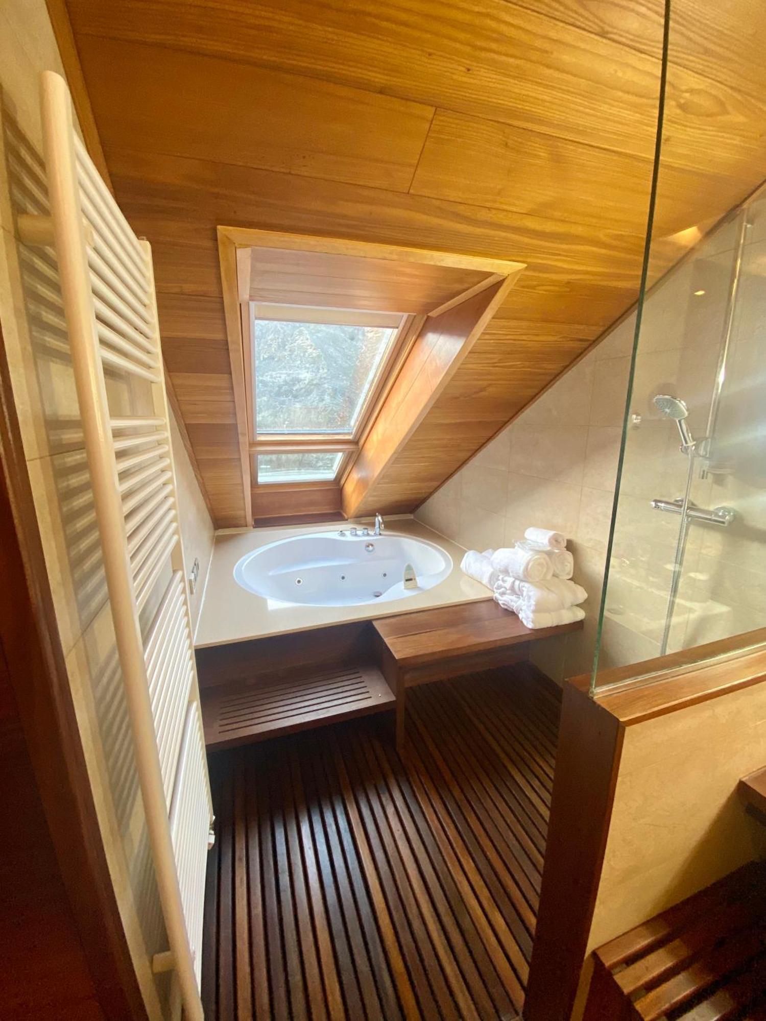 King Suite Spa Bath,1225695878:JPEG
