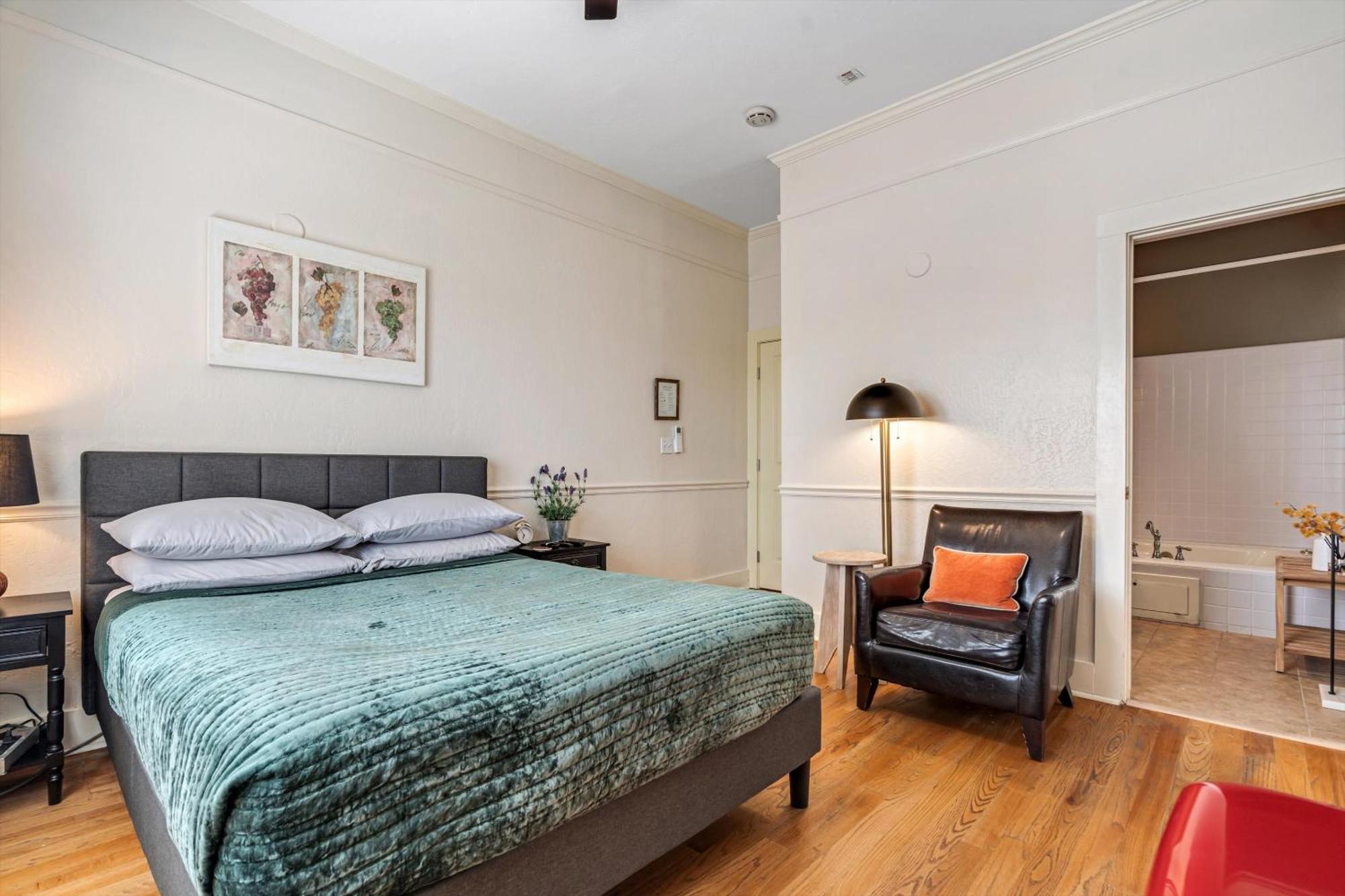 Queen Room,1571337089:JPEG