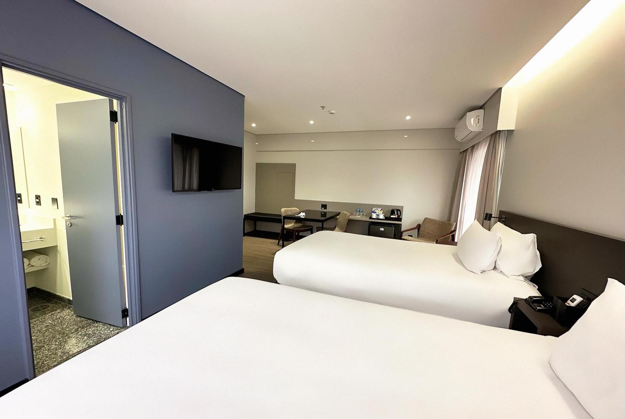 Premier Room Two Single Bed Bath