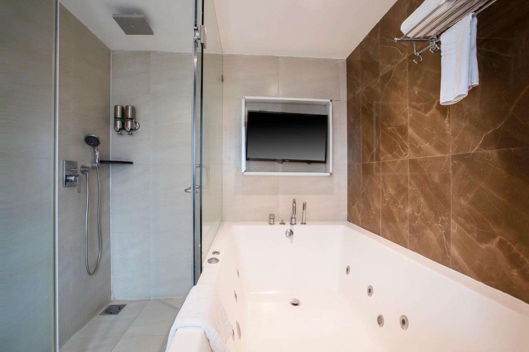 Club Room Jacuzzi