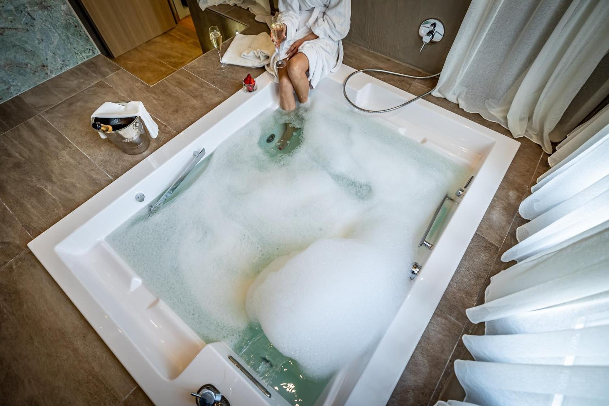 Suite Spa Bath,1572630302:JPEG