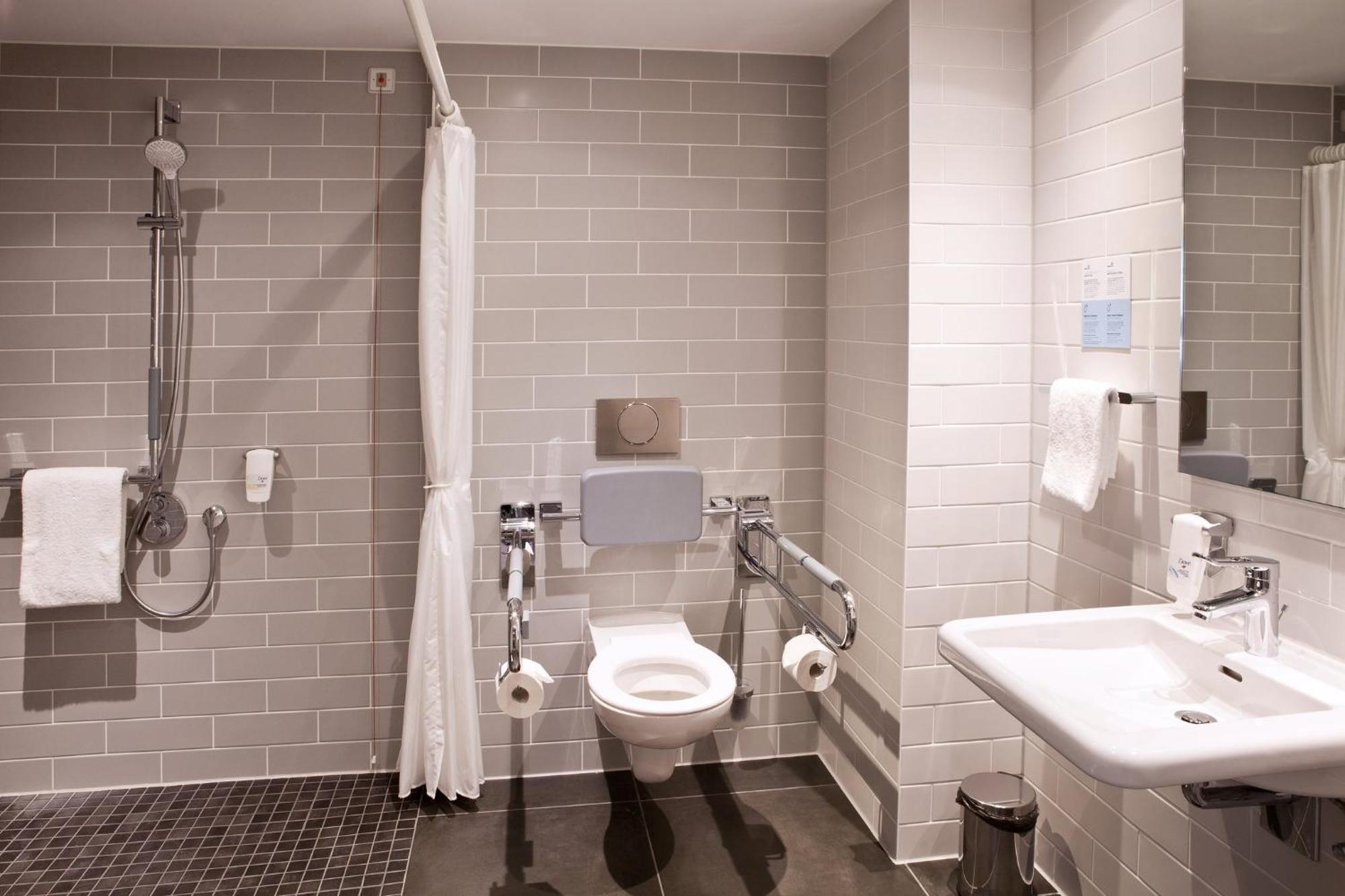 Standard Queen Room Disability Access