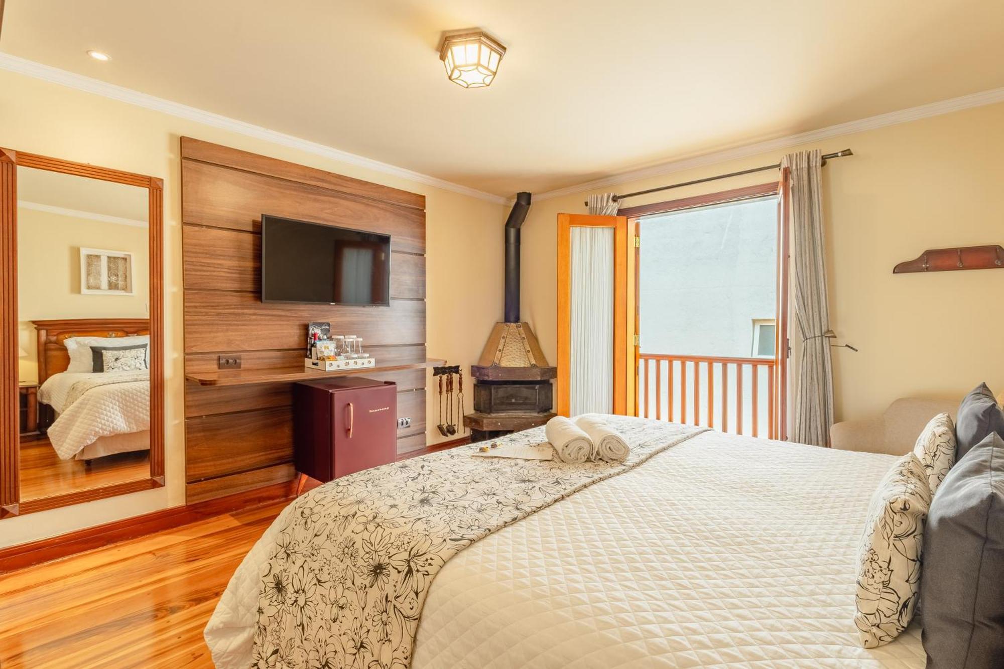 Deluxe Room Balcony Fireplace
