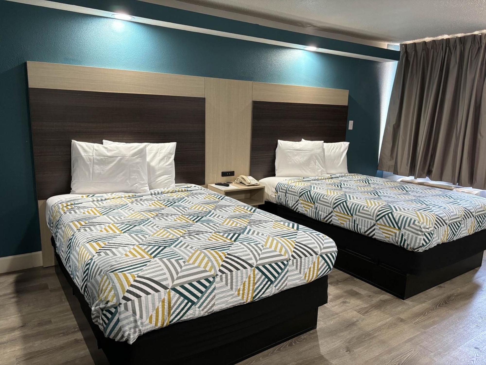 2 Double Beds Smoking