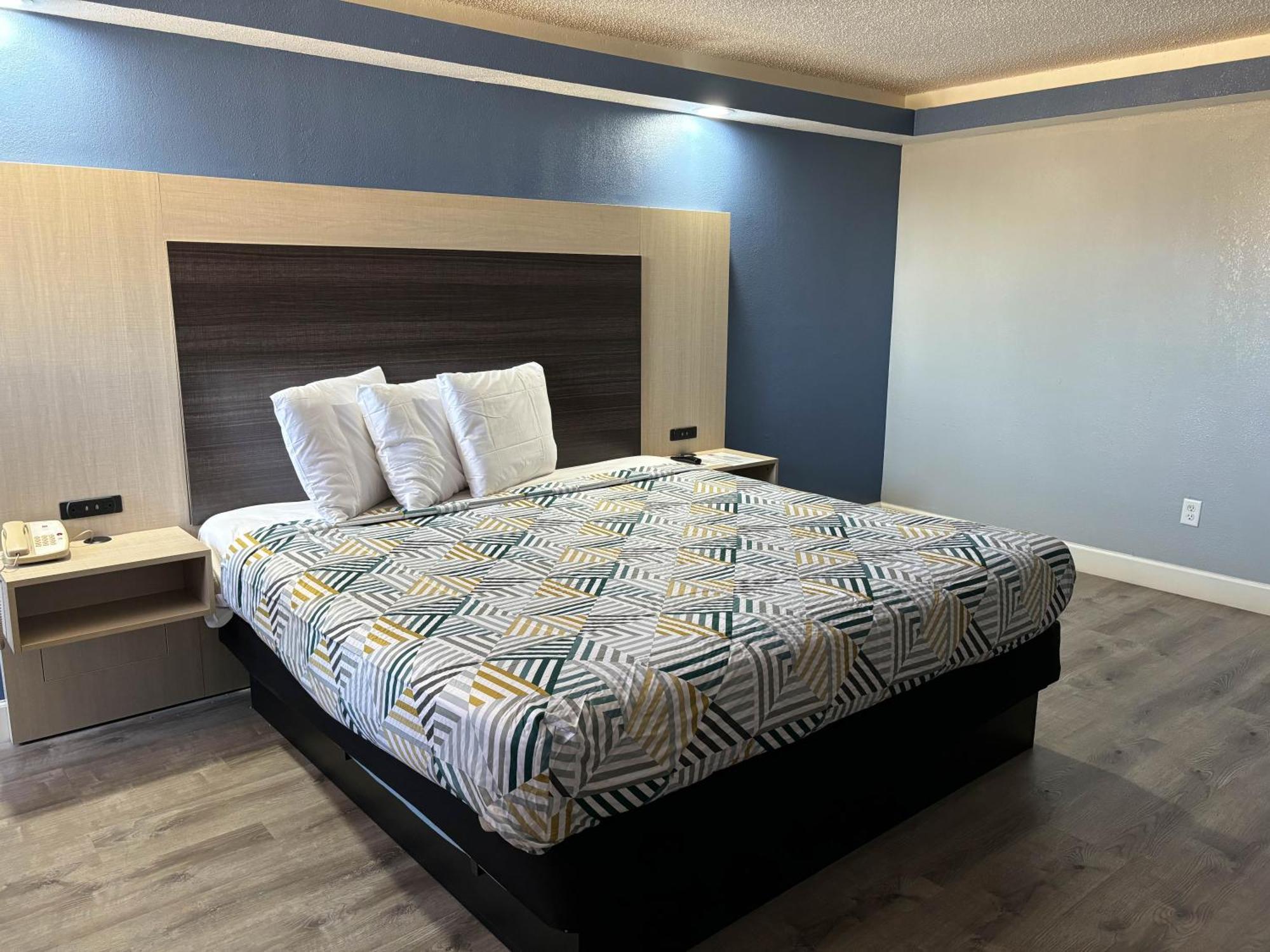 1 King Bed Non Smoking