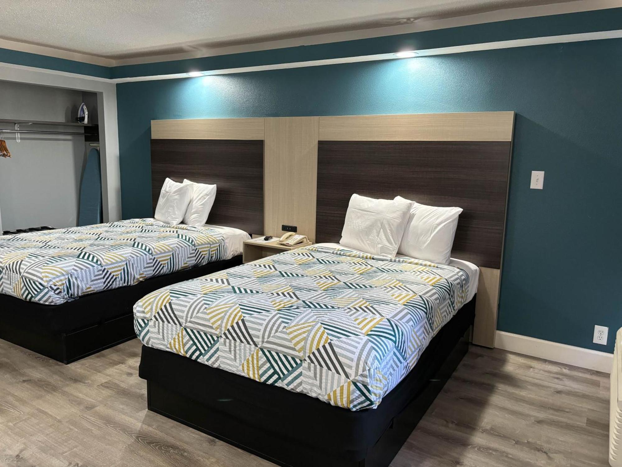 2 Double Beds Non Smoking,1574721137:JPEG