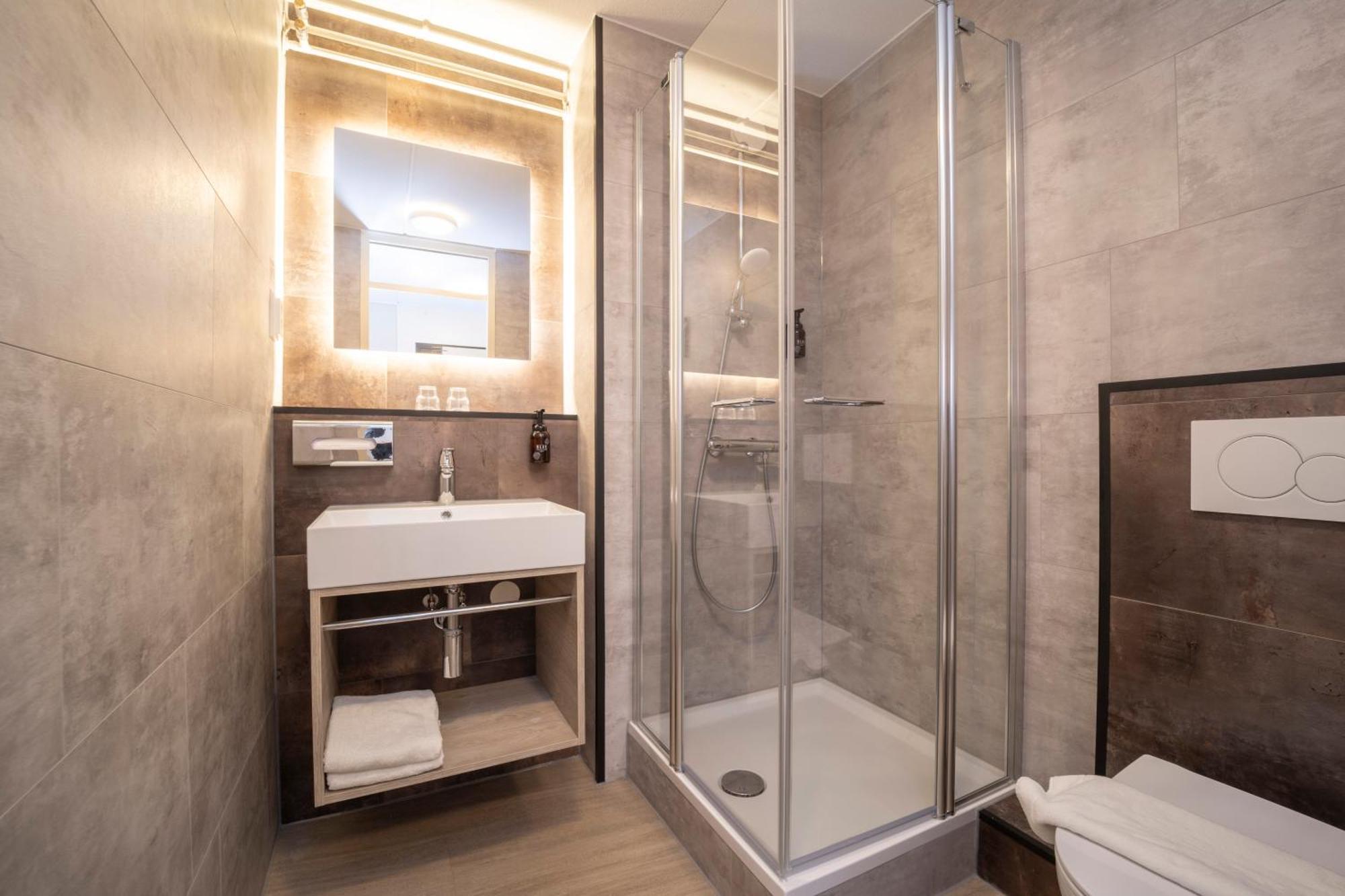 Comfort Triple Room Shower,1576689425:JPEG