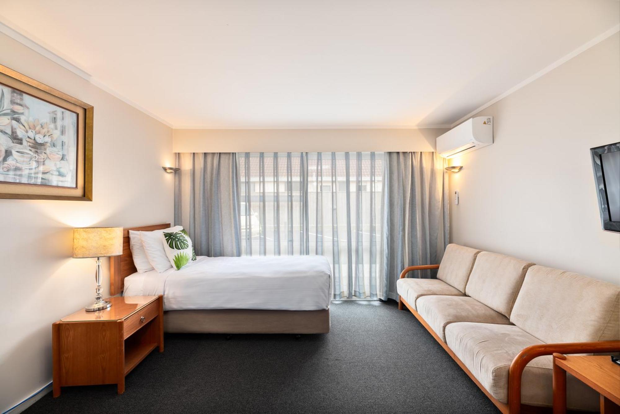 Deluxe One-Bedroom Suite