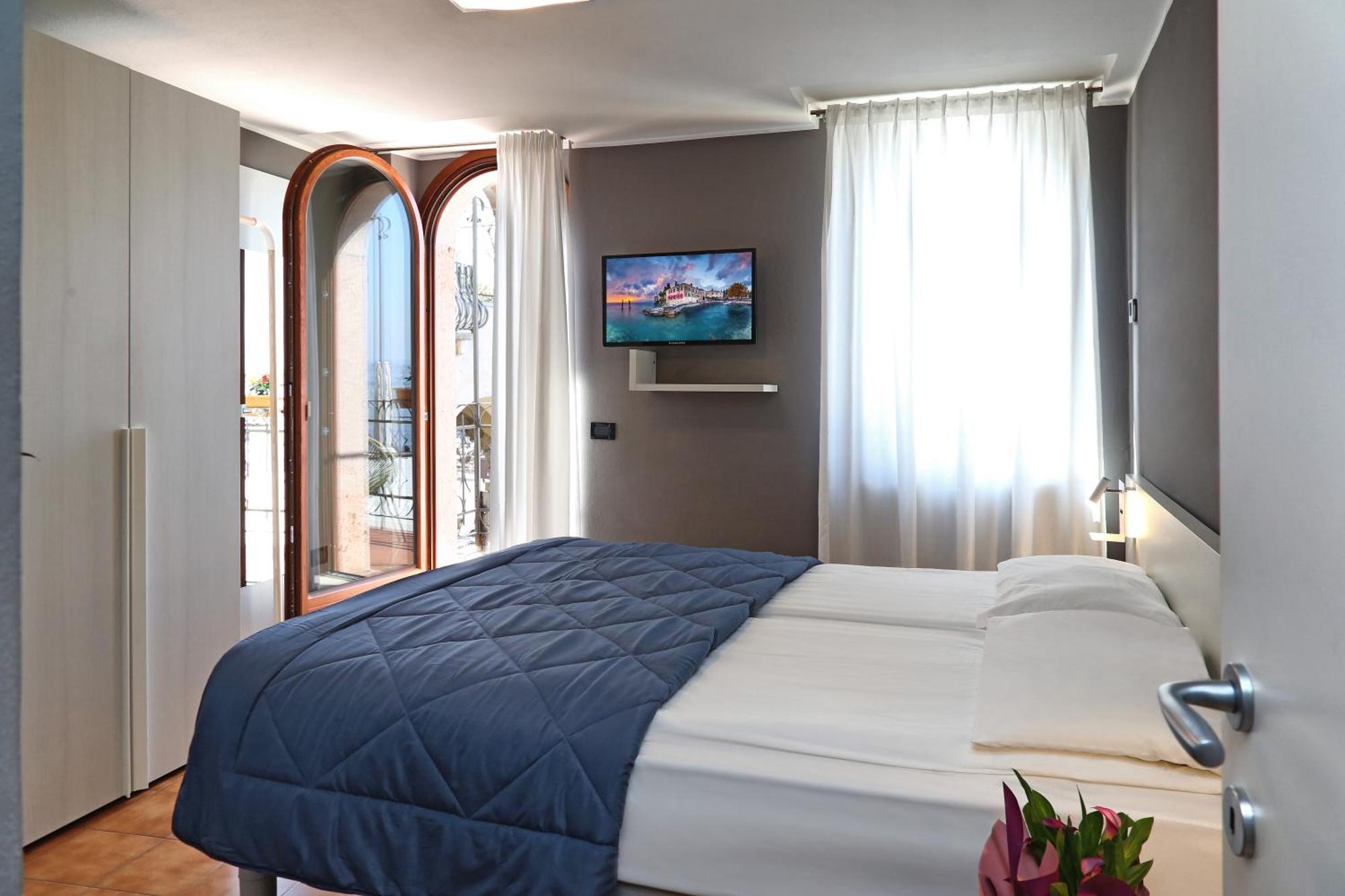 Deluxe Double or Twin Room Balcony Lake View,1576705949:JPEG
