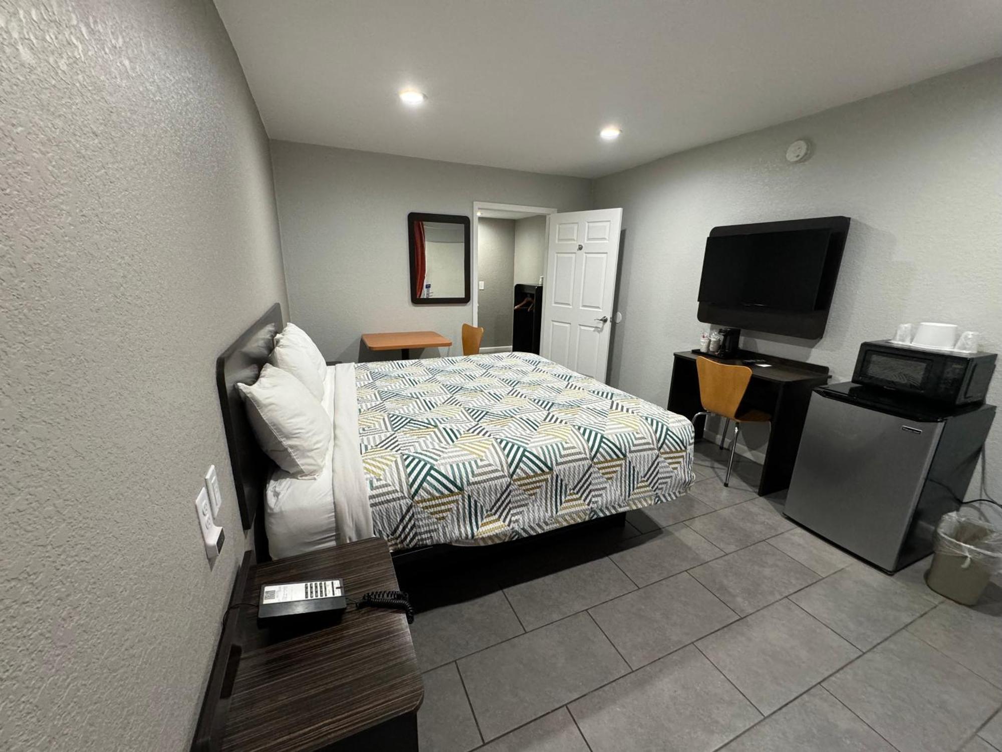 King Room with Roll-in Shower - Disability Access - Non-Smoking
