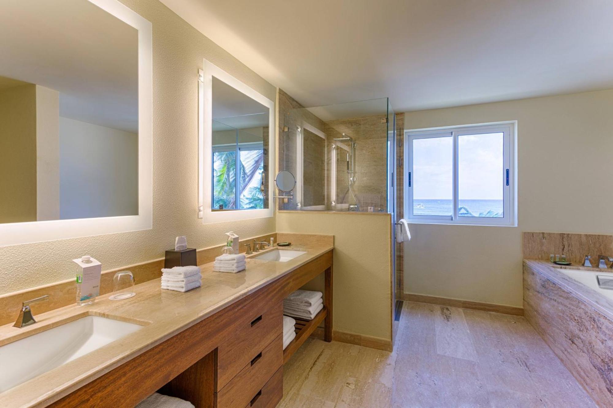 Junior Suite Junior Suite 1 King Ocean view