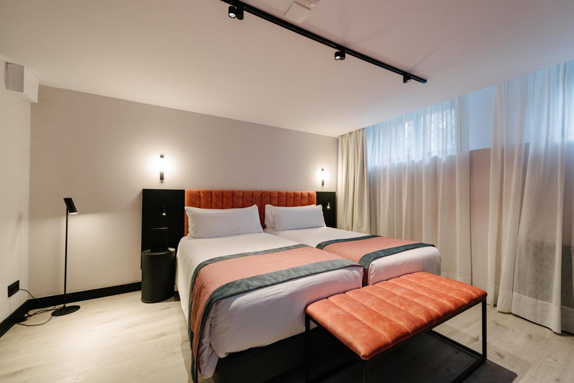 Souterrain Double Room Below Street Level Limited View