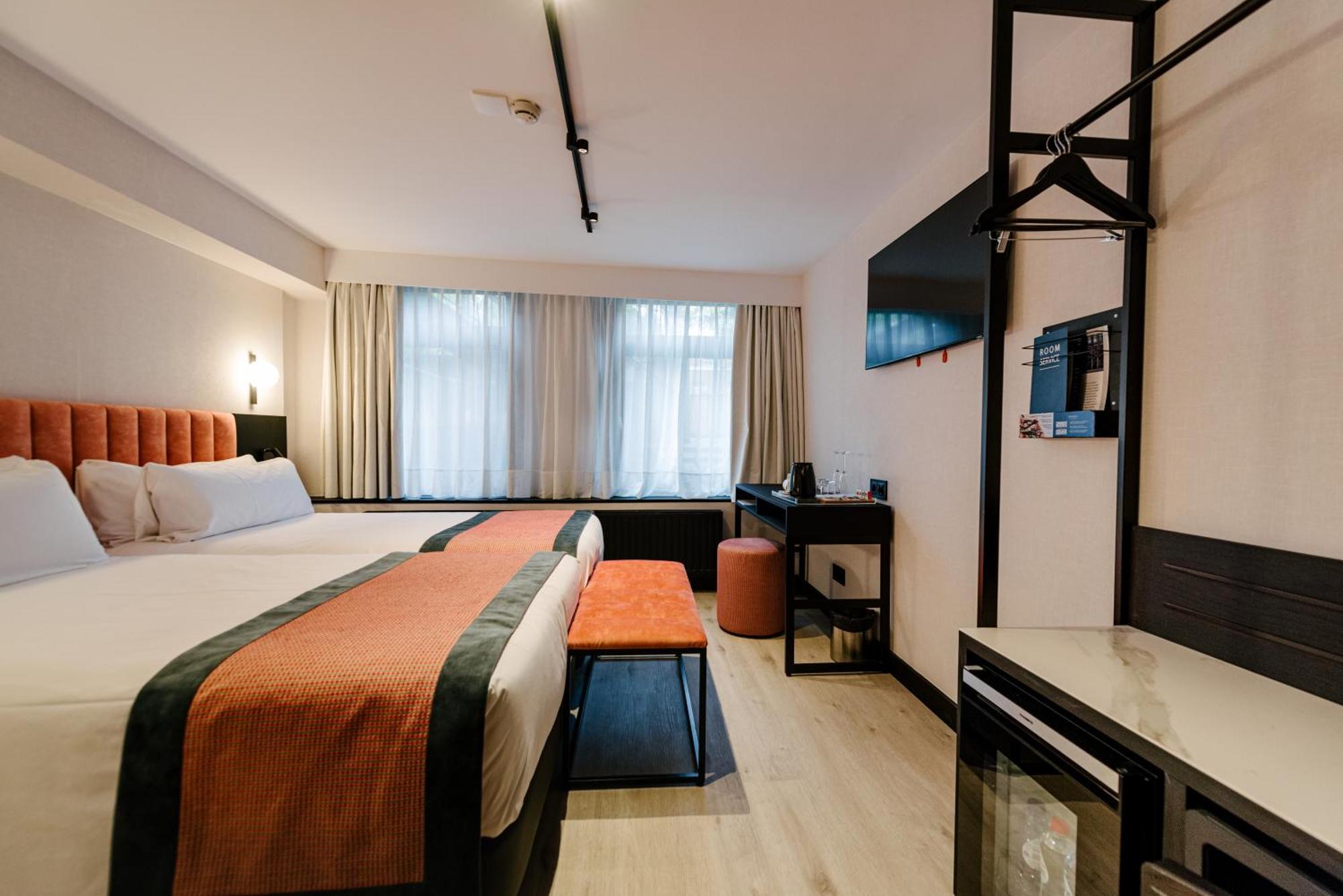 Souterrain Double Room Below Street Level Limited View