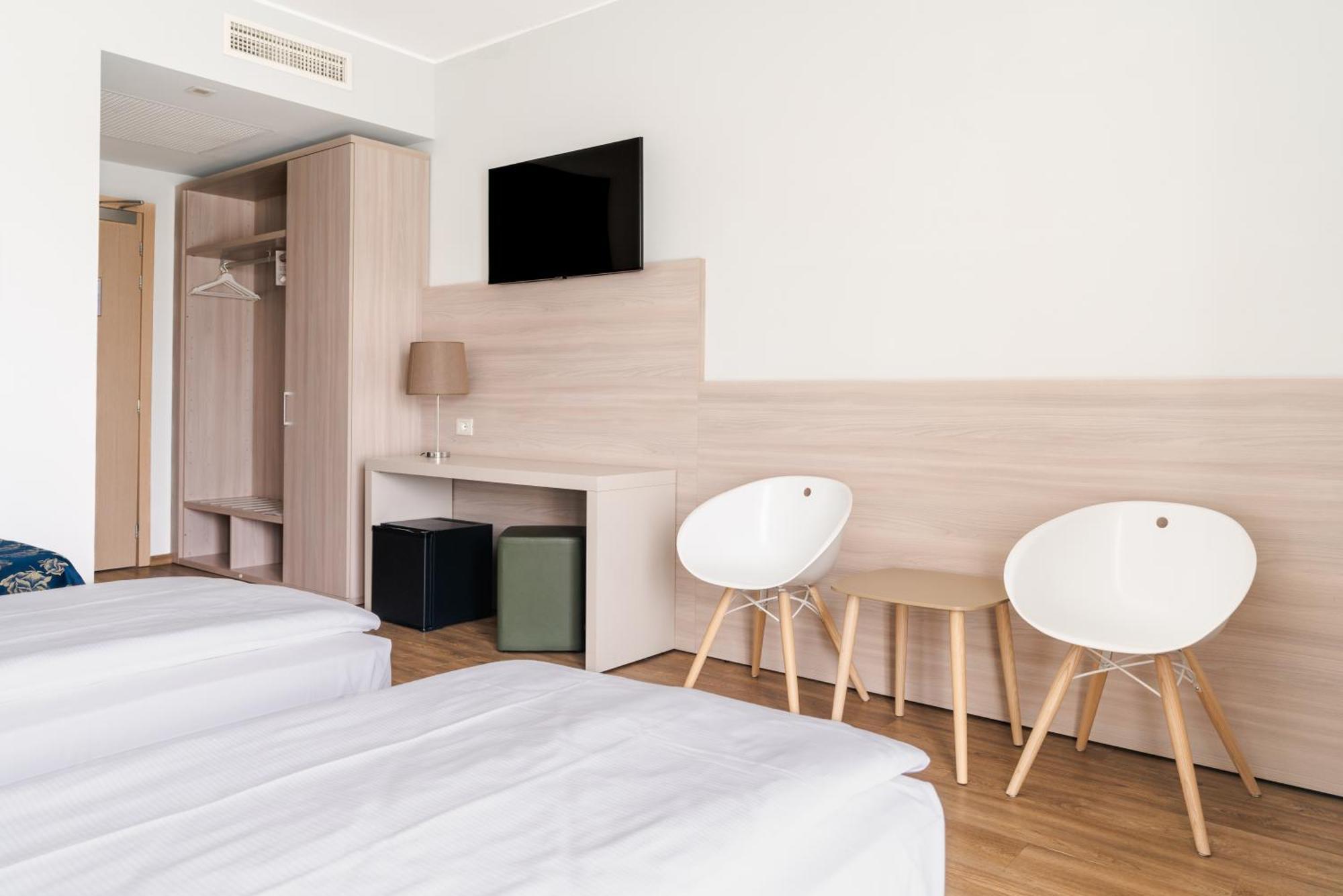 Family Room,1578373628:JPEG