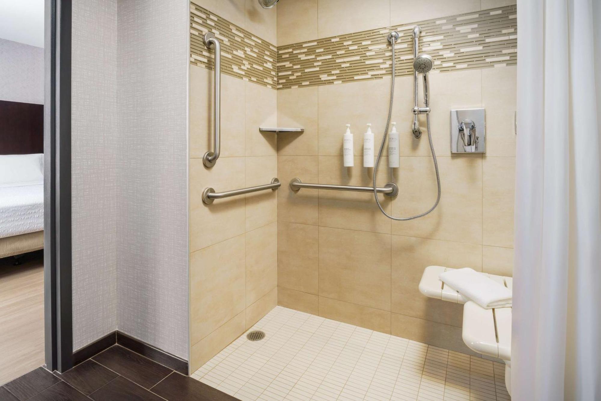 King Room with Roll-In Shower - Mobility and Hearing Access/Non-Smoking,1578410354:JPEG
