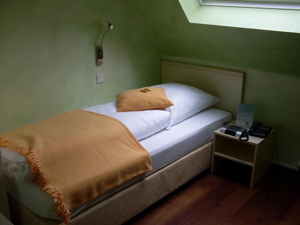 Single Room,15897503:JPEG