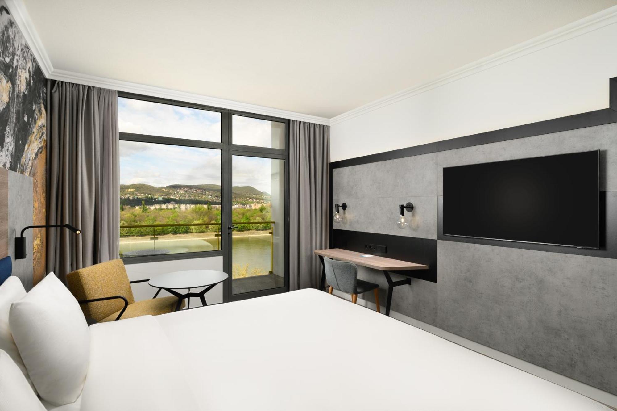 Premium Plus Double room Balcony Danube view newly refurbished,1588038442:JPEG