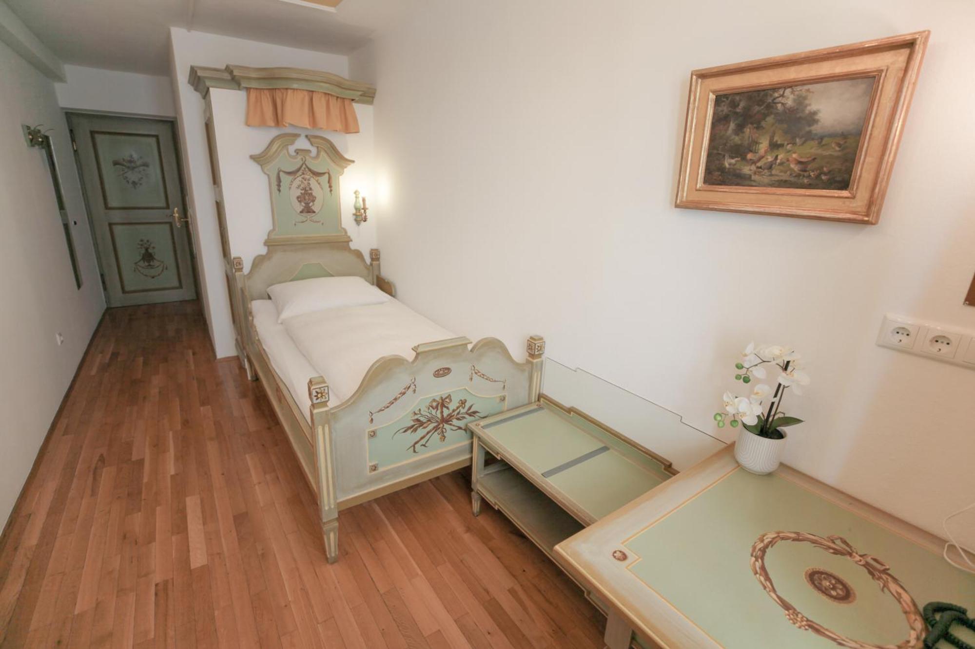 Single Room,1580156236:JPEG