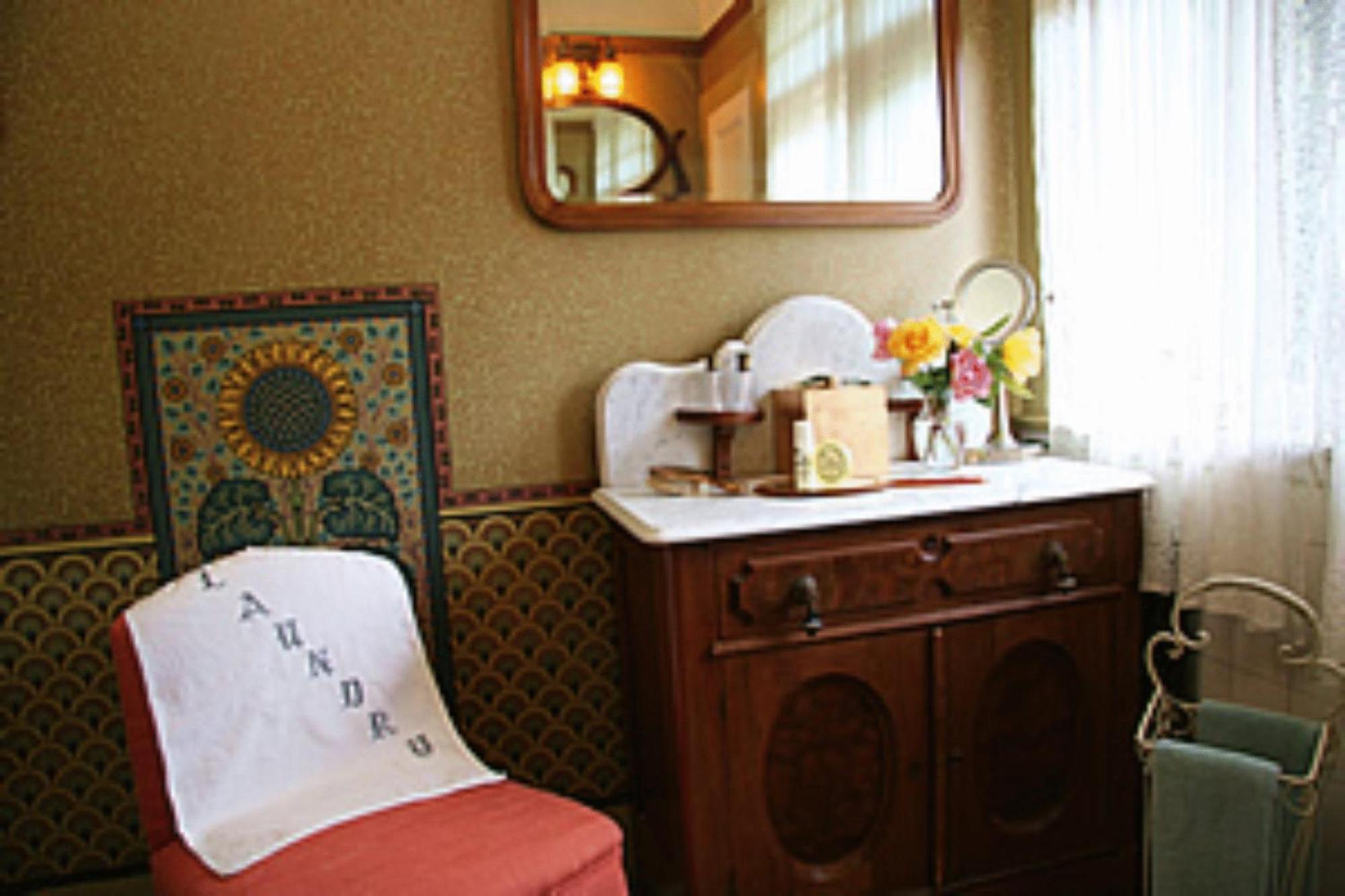 Queen Room Ocean View Detached Bathroom