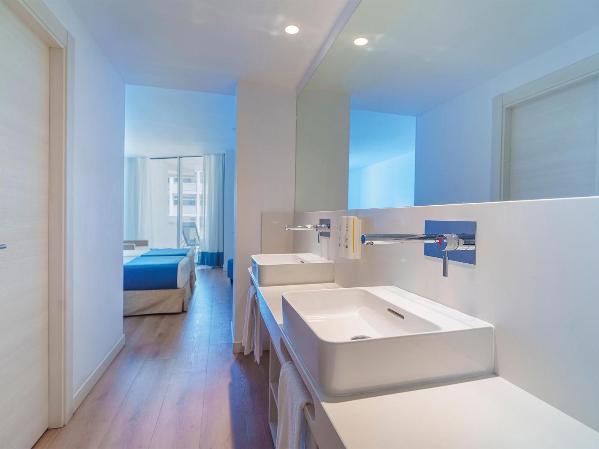 Double Room with Side Sea View (2 Adults + 1 Child),1580162181:JPEG