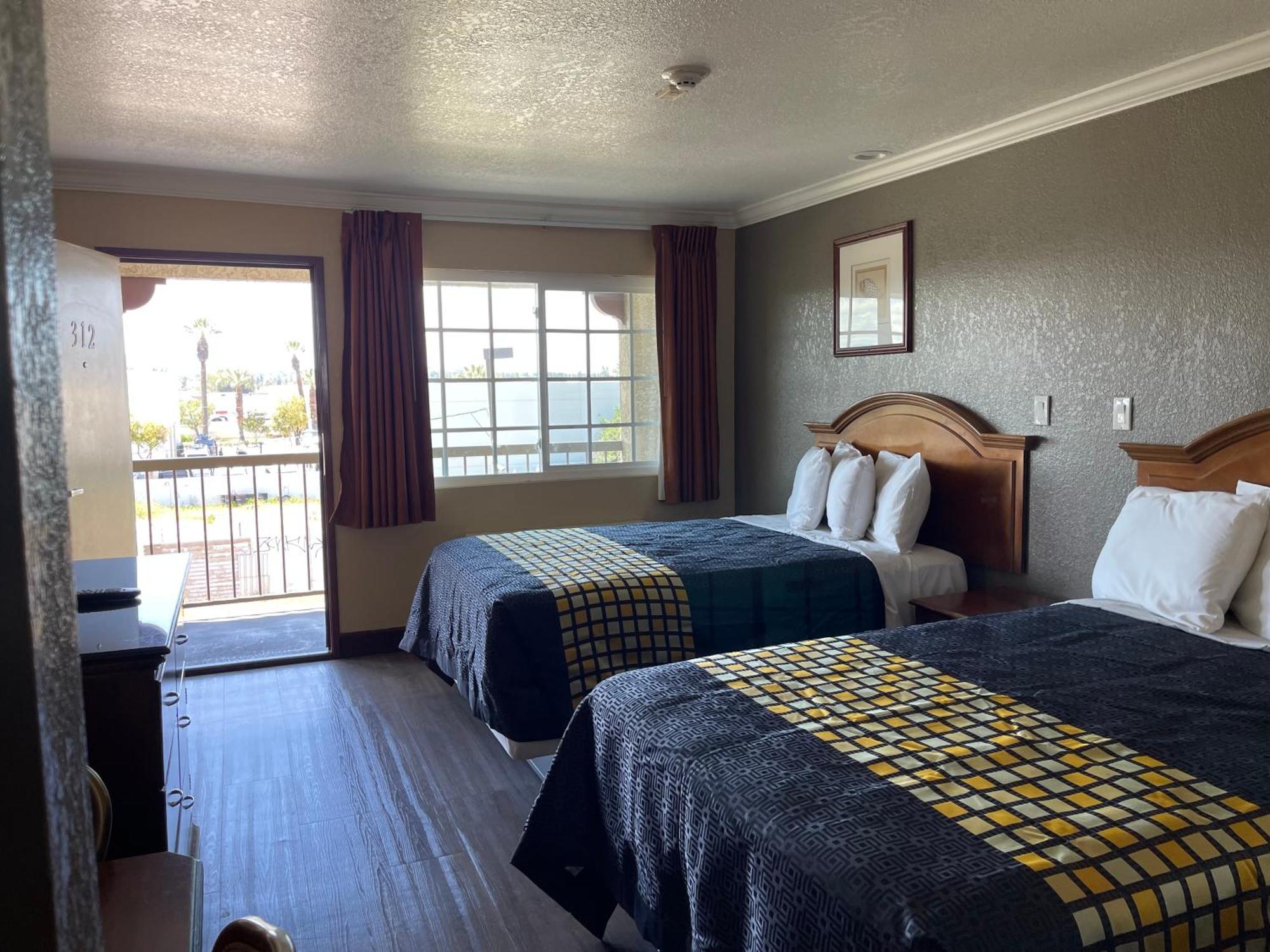Double Room Two Double Beds Non-Smoking