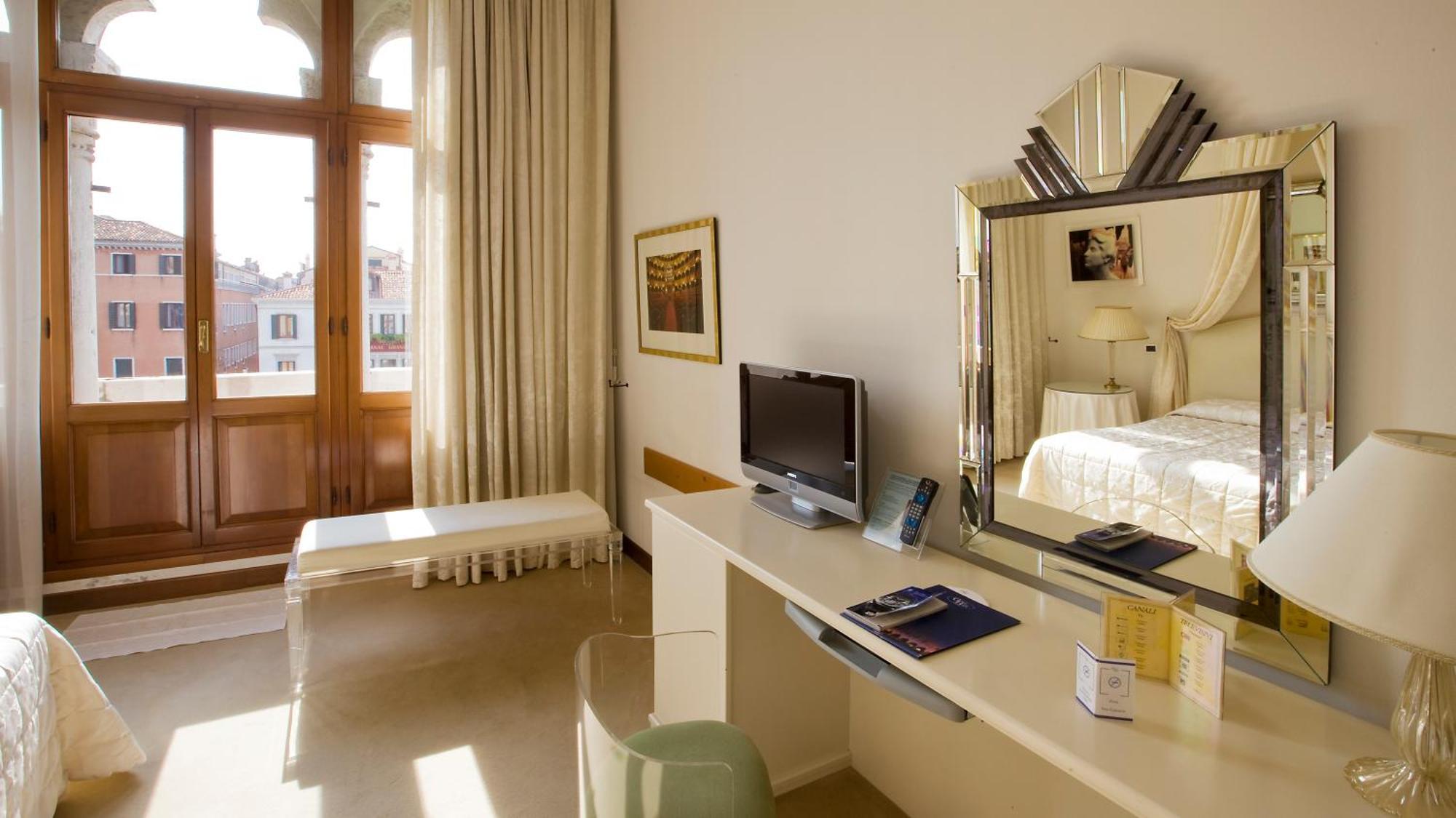 Deluxe Double Room Canal View