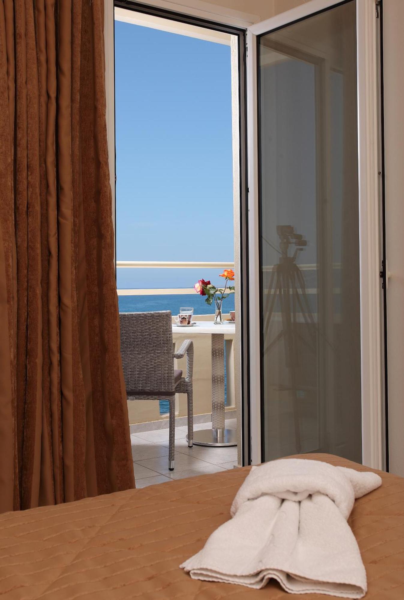 Double or Twin Room Sea View