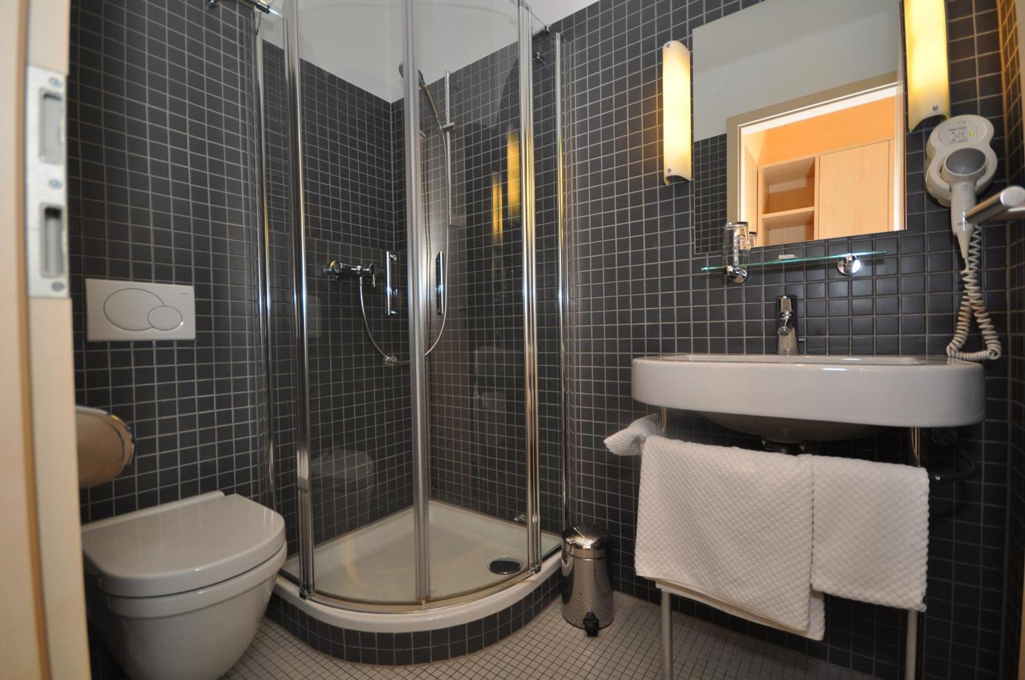 Deluxe Double Room Shower