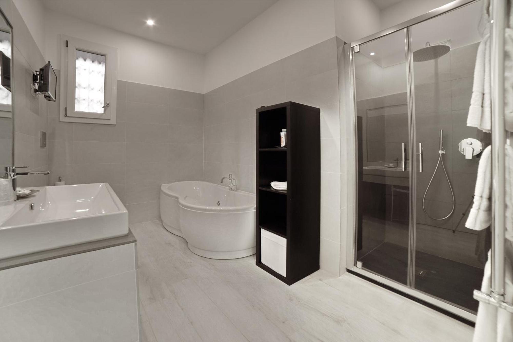 King Suite Spa Bath